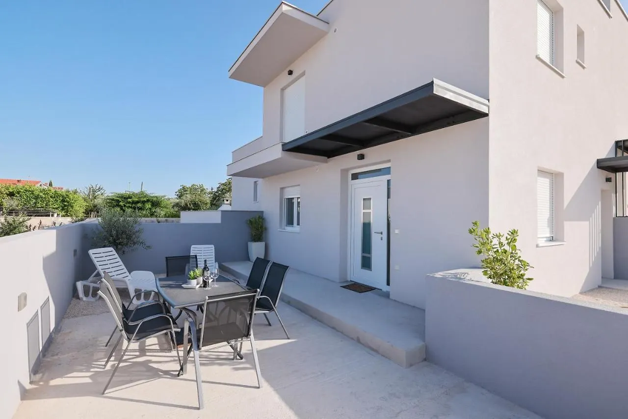 Duo Soles - Apartments With Private Parking Near Zadar Murvica